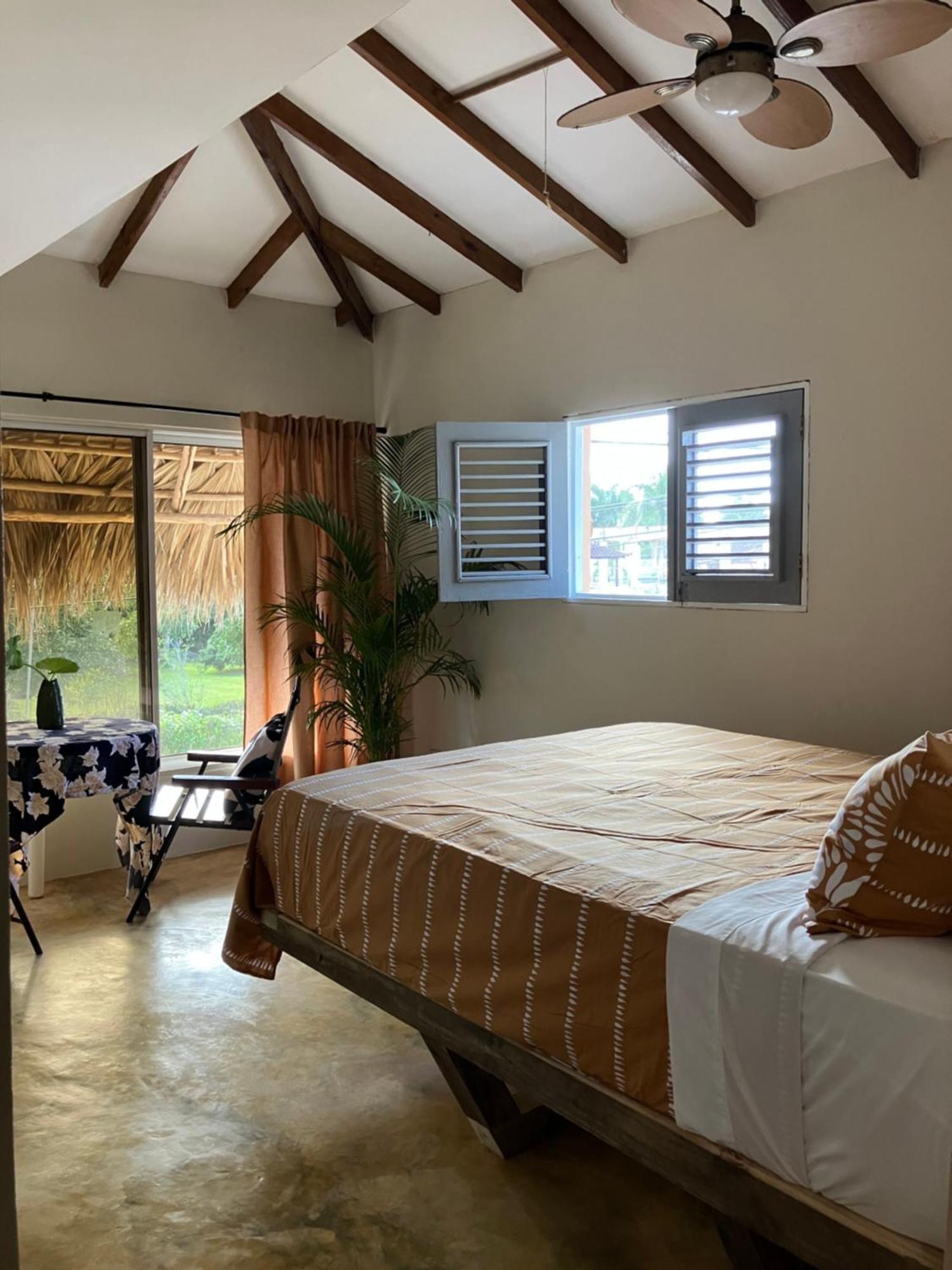 Yes Papa! Rooms Only 100M From The Beach! ลาส กาเลราส ภายนอก รูปภาพ